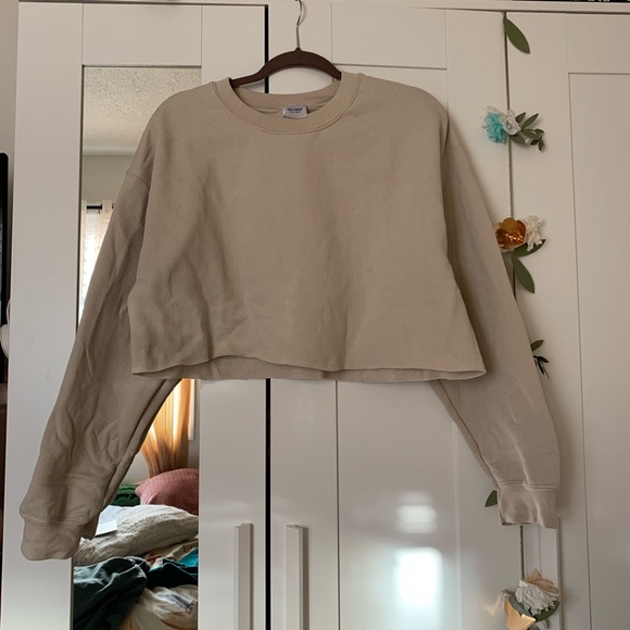 Gildan Tops - 2/$15 🌿 Gildan / Cropped Sweater